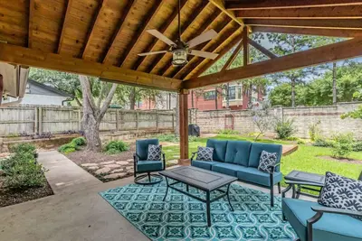 Image de Walk to Stadium | 3br w/ Lush Yard + Patio