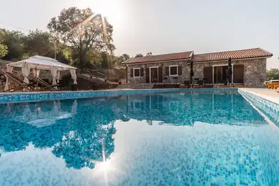 Image de Four bedroom stone Villa with swimming Pool and stunning view