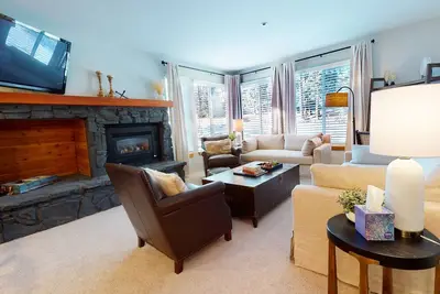Image de Bright, Upgraded, Modern. Washer/Dryer, Near Biking & Walking Trails, Pool