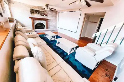 Image de Theater Room Pet Friendly Near Af Academy Peaceful