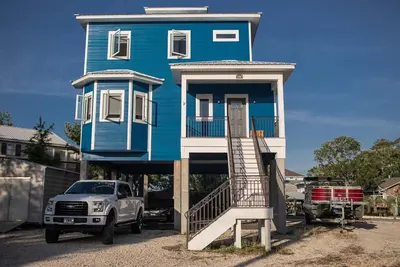 Image de \"The Blue Vu\" Canal Front Home With 4 Story Observation Deck Views Of 2 Beaches