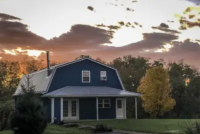 Image de \"The Barn at Sunset Lane\" - Spacious 4br Home on 24 Acres
