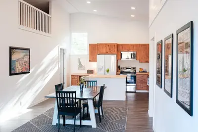 Image de Beautiful new guest cottage, perfect for families!