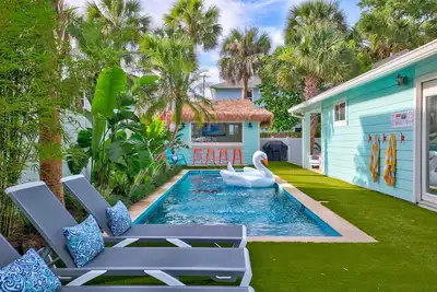 Image de Classic Beach Bungalow-4 Blcks to the Beach w/Pool