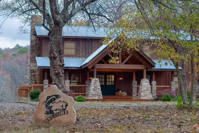 Image de Cozy, upscale cabin with best view and fishing on the river!