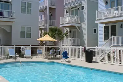 Image de Single Home. Sleeps 7-2 Br/2full baths Overlooks Pool-steps from Beach.