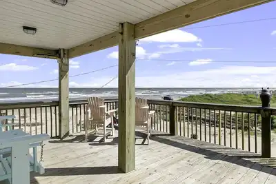 Image de Blissful Beach Retreat steps from the sand |Ocean Views| 2 En-Suites, No Stairs!