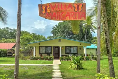 Image de Beautiful beachfront home with a private pool in between Jaco & Manuel Antonio.