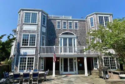 Image de Classic \"Old School\"  Nantucket Beach House on large private lot.