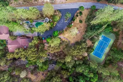 Image de Private Resort Style Riverfront Estate W/ Tennis Court, Pool, Spa, Waterfalls. . .