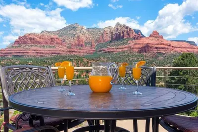 Image de Uptown-Epic Views-Hot Tub-3 King Beds-Walk to Town