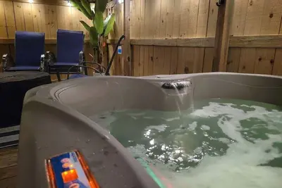 Image de * New Hot Tub * Best Location on the Wine Trail! *