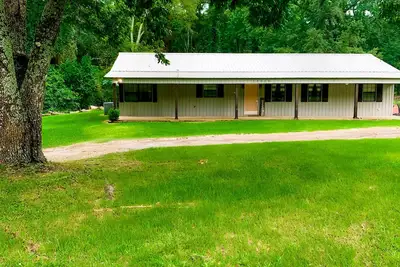 Image de Cozy, Spacious Cottage With Flowing Creek and Pond