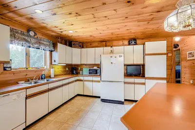Image de Serene Home Near Moosehead Lake w\/ Large Deck, Pool Table, Firepit & WiFi