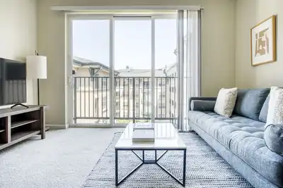 Image de Luxe San Bruno 2br w\/ Pool, Gym, W\/D, near trains + shops, by Blueground