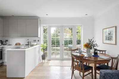 Image de Pet Friendly with enclosed leafy outdoor space