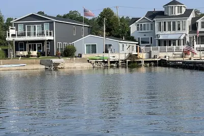 Image de Sunrise Bay 2 - Trendy lakefront home w\/sunrise view, boat dock & walk to beach