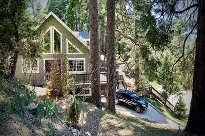 Image de Treehouse Lodge- A quiet hilltop creative retreat, minutes from the lake.