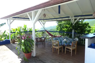 Image de F3 en bord de piscine, vue mer des CaraĂŻbes