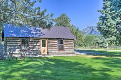 Image de Montana Retreat: Original Hamilton Log Cabin!