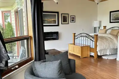 Image de Entire Suite, Ocean, mountain view, hot tub, next to Mountain Maxwell park.