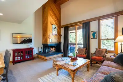 Image de Summer Dates Available! Charming Gold Bend Townhouse five minutes from Northstar