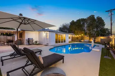 Image de 5 Min to Old Town + Pool