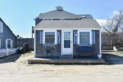 Image de 1 bedroom cottage with ac, steps to the beach!