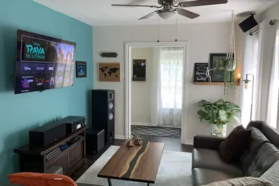 Image de Newly remodeled vintage 3 bed 1 bath with king suite in close to many hot spots