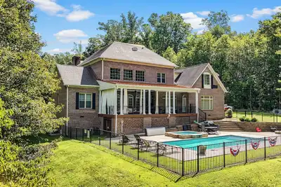 Image de Norris Lake Manor-Exquisite Waterfront with *Private Dock *Pool *Hot tub *Game room
