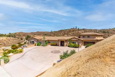 Image de Huge Hilltop Mansion with Million Dollar views
