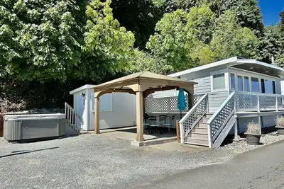 Image de Waterfront Cabin on Camano Island with hot tub and outdoor patio.