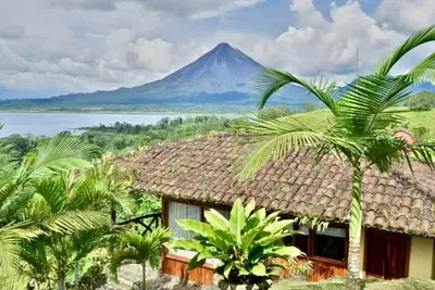 Image de Gorgeous Cottage with Pool & Jacuzzi access & Spectacular Volcano & Lake views.