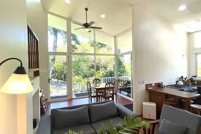 Image de Surf Shack- Set in Jungle, Walk 2 Beach, WiFi, & Back-Up Power in Outages