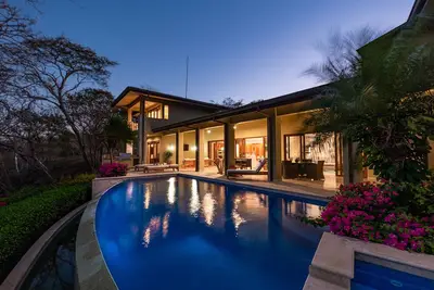 Image de Sophisticated design and breathtaking ocean view unite in this golfer's paradise
