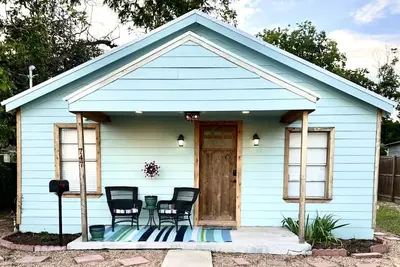 Image de Charming Bungalow in New Braunfels Walk to the River!