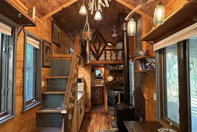 Image de Uniquely crafted Tiny-cabin retreat with Hot Tub and Sauna