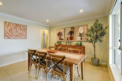 Image de Brookfield | Spacious, Modern & Stylish | Sleeps 9