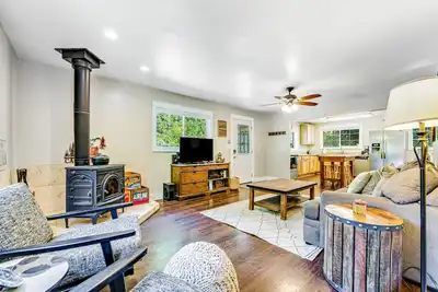 Image de Dog-Friendly Home w/ 2 Decks, WiFi & W/D - Near Vineyards & Russian River