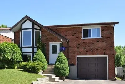 Image de Luxury Home With Pool In Waterloo
