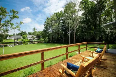 Image de Relax and enjoy nature by the water or take a kayak adventure down the river