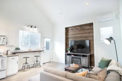 Image de The Eucalyptus Modern Farmhouse - Downtown - Stay Long Term