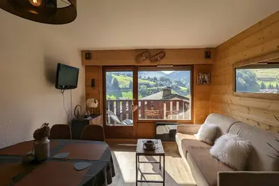 Image de Appartement rénové 2023 au centre de La Clusaz avec balcon, garage, et accès facile aux pistes