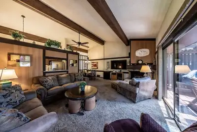 Image de Charming Condo | Private Beach & Decks | Sleeps 8