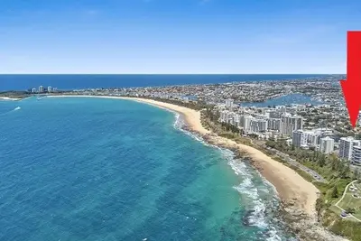 Image de Fantastic location for this beachside Luxurious 2 Bedroom Apartment. Sit on the balcony and enjoy