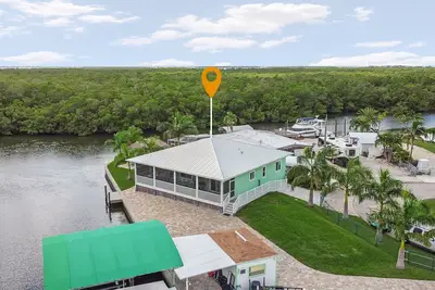 Image de Reel Paradise! 2/2 with So Much Waterfront! Boat Lift Included!