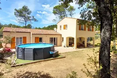 Image de Villa avec piscine hors sol en bordure de forĂŞt