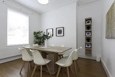Image de Spacious Comfortable house close to Etihad + parking