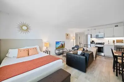 Image de Sleep 4 Stylish Boardwalk CozySuites Studio