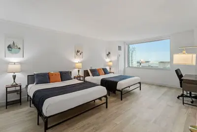 Image de Sleep 6 Stylish 1br 2ba Beachfront CozySuites